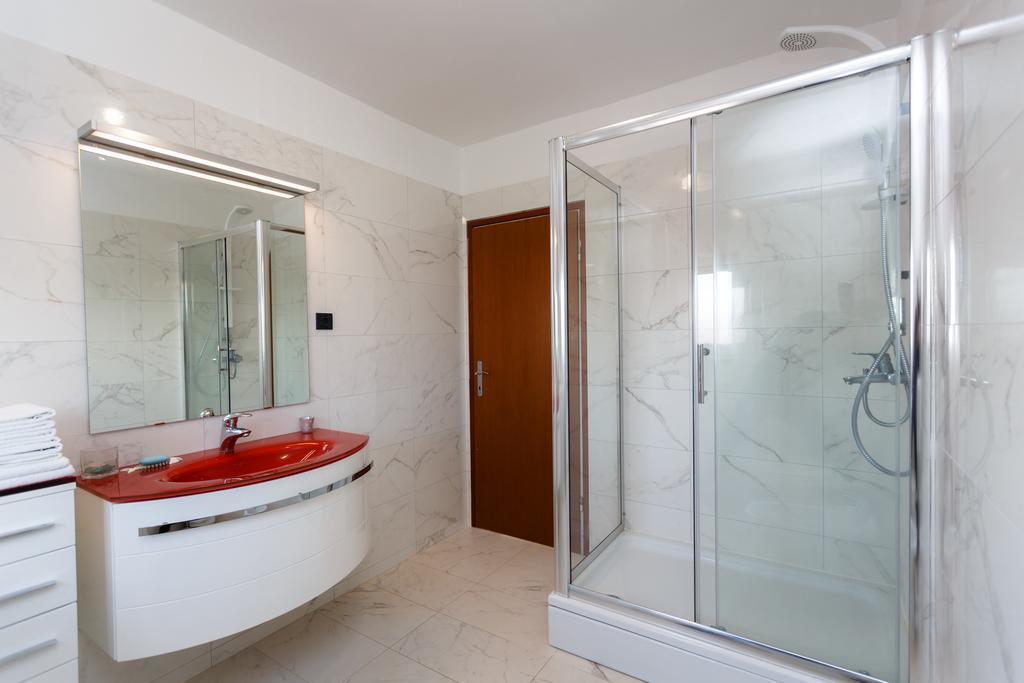 Adria Holiday Home ปิเนซิตซี ภายนอก รูปภาพ